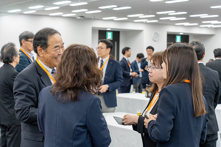 懇親会場で交流する受賞法人